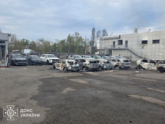 Кількість поранених зростає: показали, що відбувається на місцях ударів РФ у КиєвіОновлено16