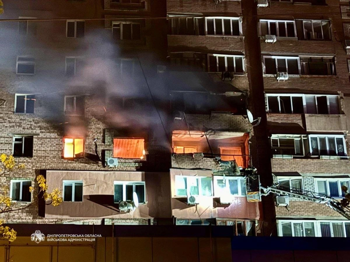 Росіяни атакували Дніпро, горить багатоповерхівка (фото)